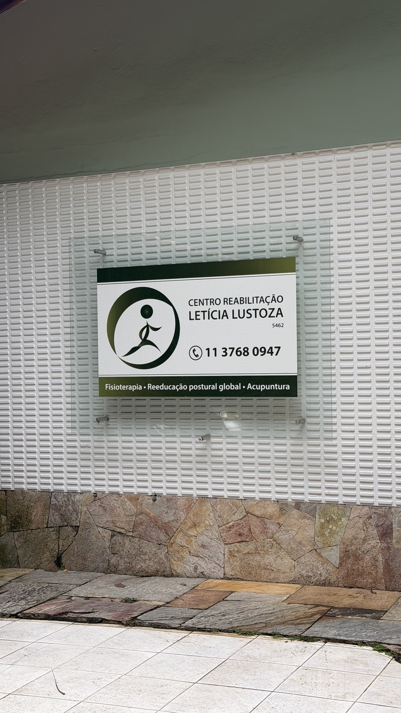 Fachada e identificação da clínica