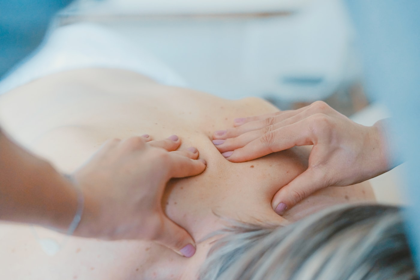 Fisioterapeuta realizando atendimento manual